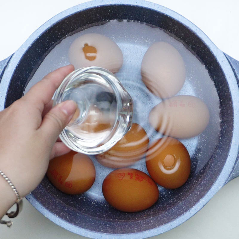 Thực hiện bước luộc trứng gà