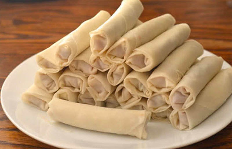 Chả giò được cuốn tròn đều trước khi cho vào nồi chiên không dầu