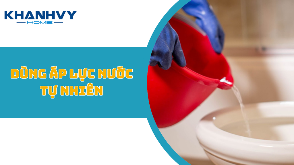 Dùng áp lực nước giúp thông bồn cầu bị nghẹt
