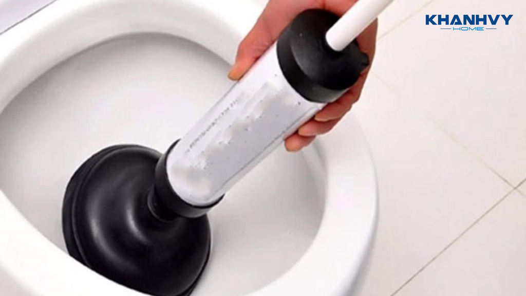 Sử dụng cây thụt bồn cầu để thông bồn cầu nghẹt