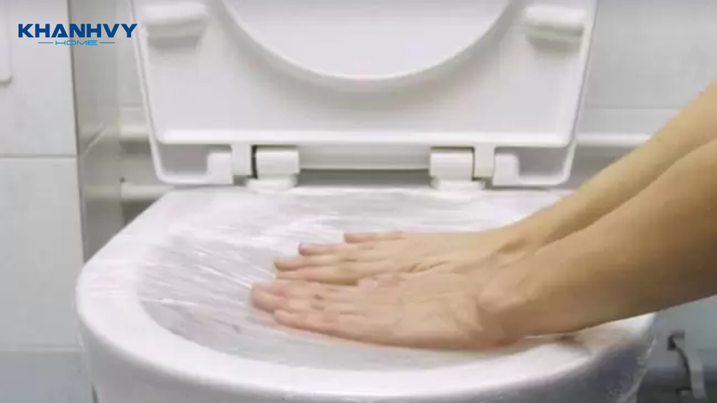 Sử dụng băng keo hoặc màng bọc thực phẩm tạo áp suất