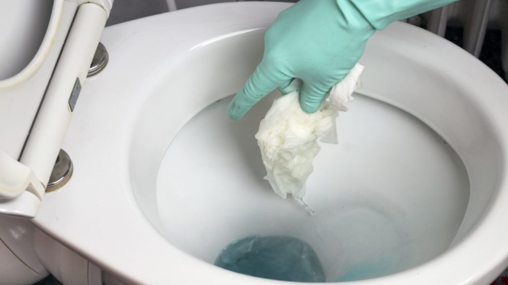 Sử dụng nước rửa chén để thông bồn cầu bị nghẹt