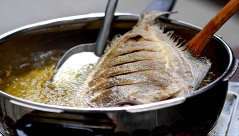 Nên để chảo nóng trước khi chiên cá