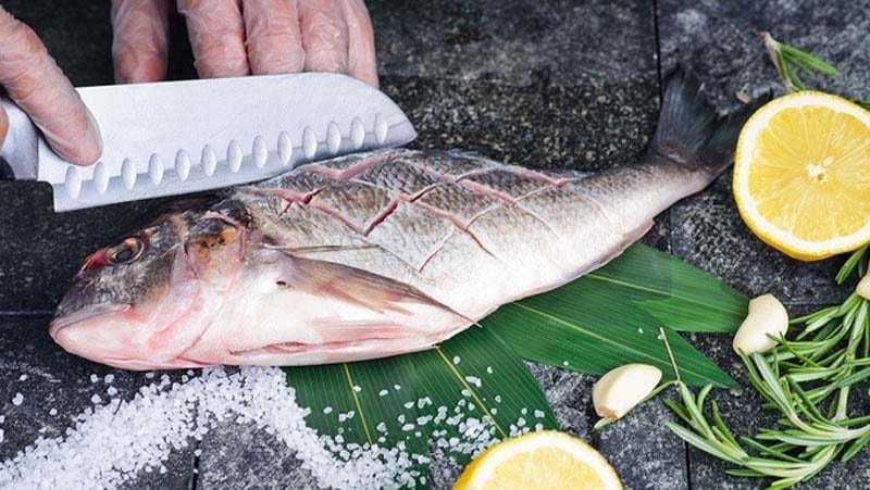 Thấm nước trên cá trước khi chiên