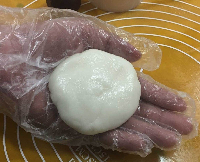 Nhào vỏ bánh dẻo mềm mịn