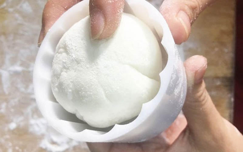 Dàn đều bánh trong khuôn để có tạo hình hoàn hảo