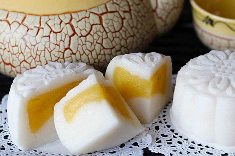 Thưởng thức bánh trung thu nhân đậu xanh thơm ngon