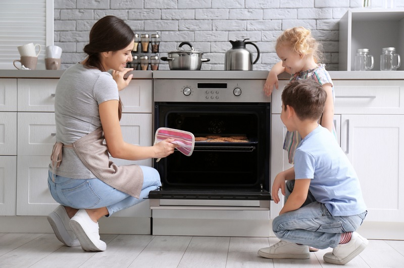 Bảo vệ con nhỏ với tính năng khóa an toàn của lò nướng âm tủ