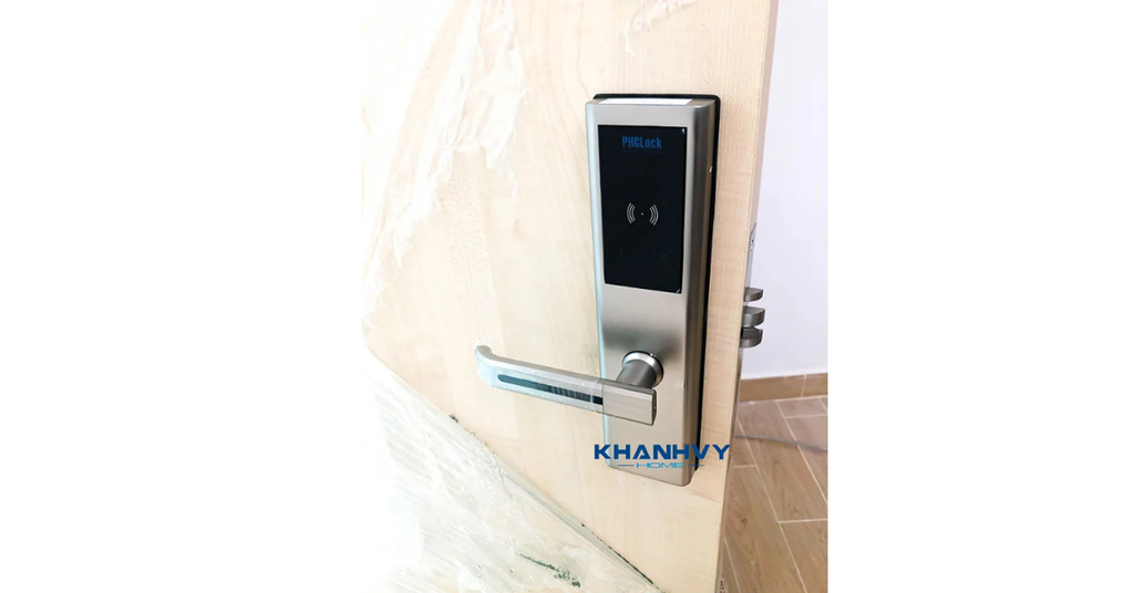 Khóa được làm từ hợp kim cao cấp và bền bỉ, có tuổi thọ sử dụng lâu dài với phương thức mở cửa đa dạng, bao gồm thẻ từ, mã số và chìa khóa cơ