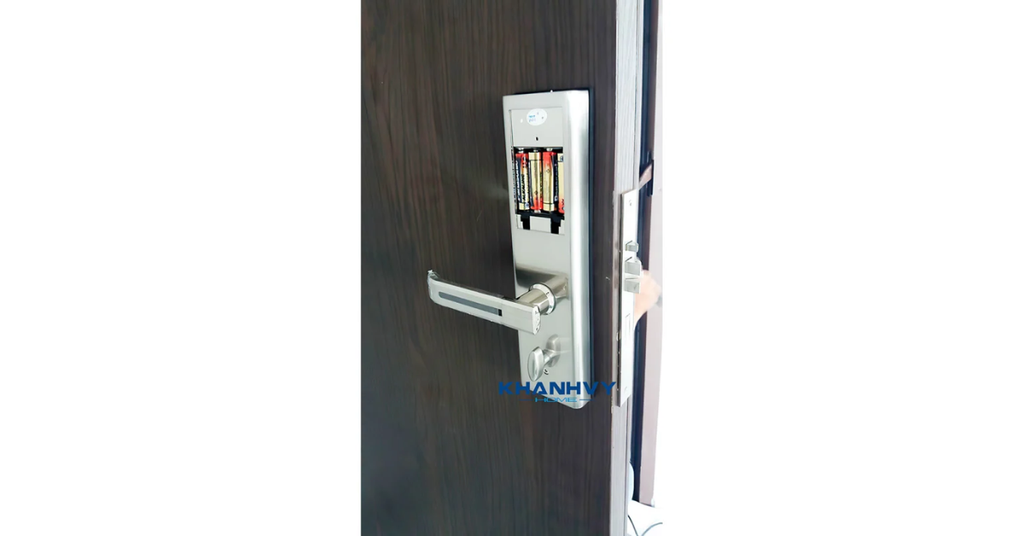 Khóa mã số - thẻ cảm ứng PHGlock KR8161S-R sử dụng pin AA lâu bền, có đèn báo hiệu khi pin yếu