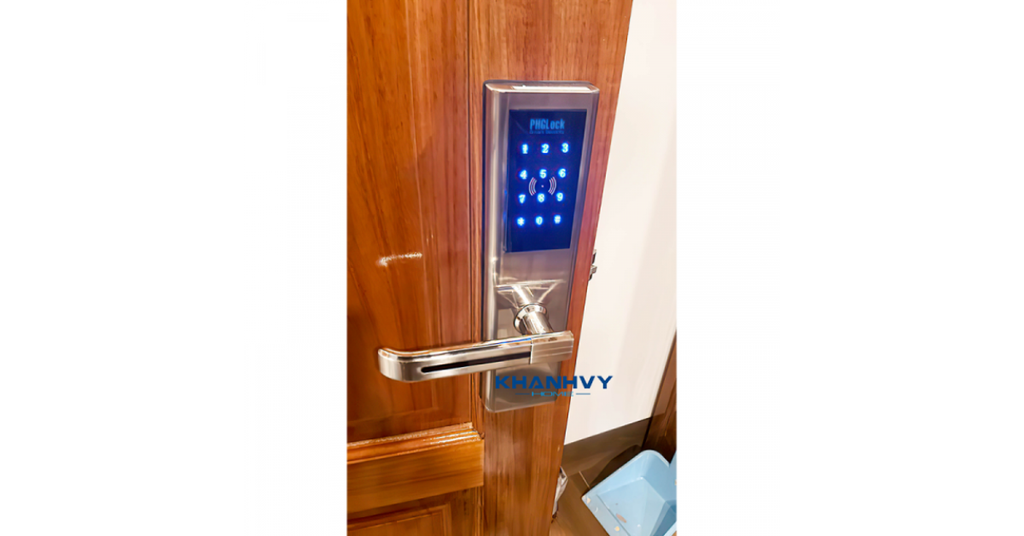 Khóa mã số - thẻ cảm ứng PHGlock KR8161S-L sử dụng pin AA lâu bền, có đèn báo hiệu khi pin yếu