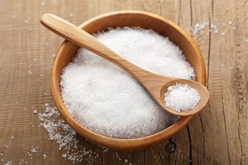 Muối ăn có thể giúp khử mùi hôi trong lò vi sóng