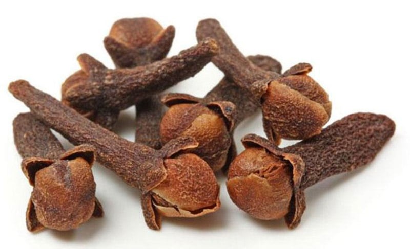 Sử dụng đinh hương thường xuyên để khử mùi lò vi sóng