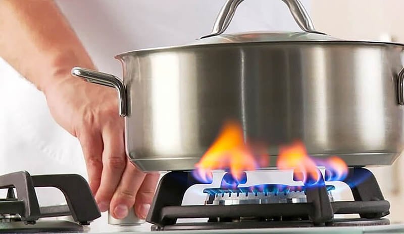 Đáy nồi chứa bụi khiến bếp ga đỏ lửa