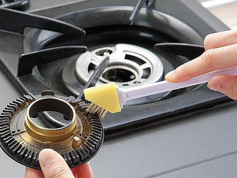 Vệ sinh mâm chia lửa trên bếp ga