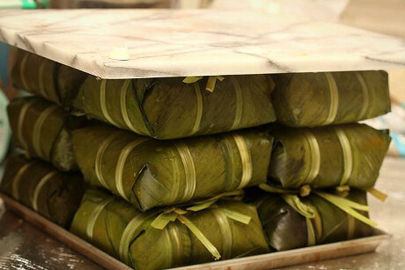 Để giúp bánh hạn chế tình trạng ẩm, ướt mà vẫn giữ được độ dẻo, bạn nên dùng một tấm bìa gỗ đặt lên để ép nước ra ngoài sau khi đã luộc bánh