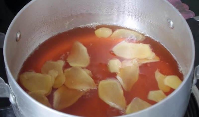 Nấu nước đường cho món chè trôi nước