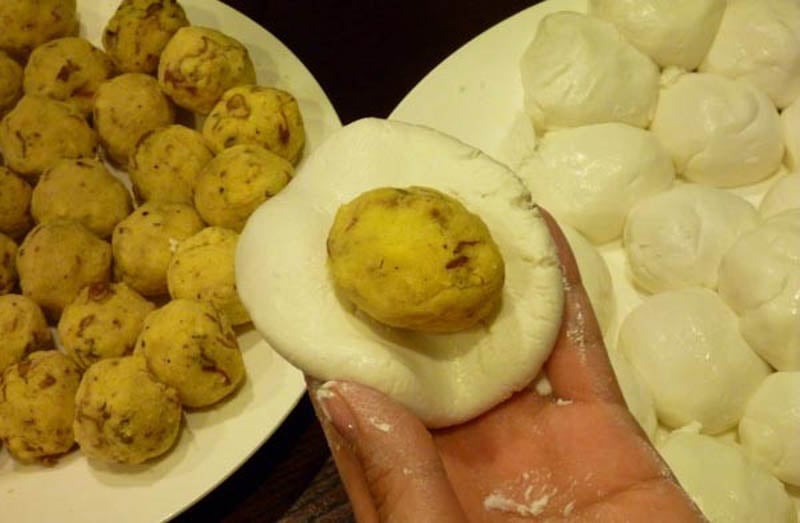Cần khéo léo để nặn bánh mà không để nhân rơi ra ngoài