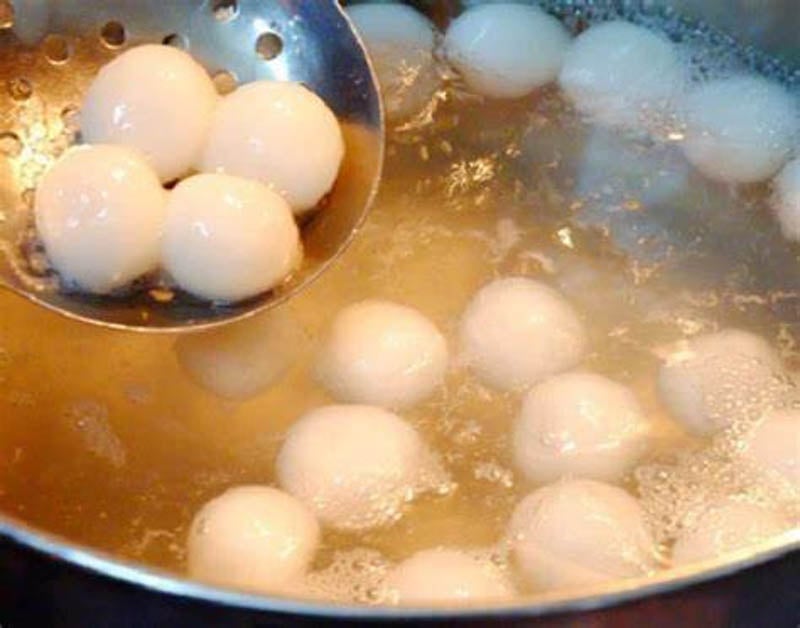 Luộc những viên chè trôi nước cho tới khi nổi bồng bềnh trên mặt nước