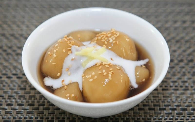 Cho thêm nước cốt dừa để chè tăng thêm độ béo và thơm ngon 
