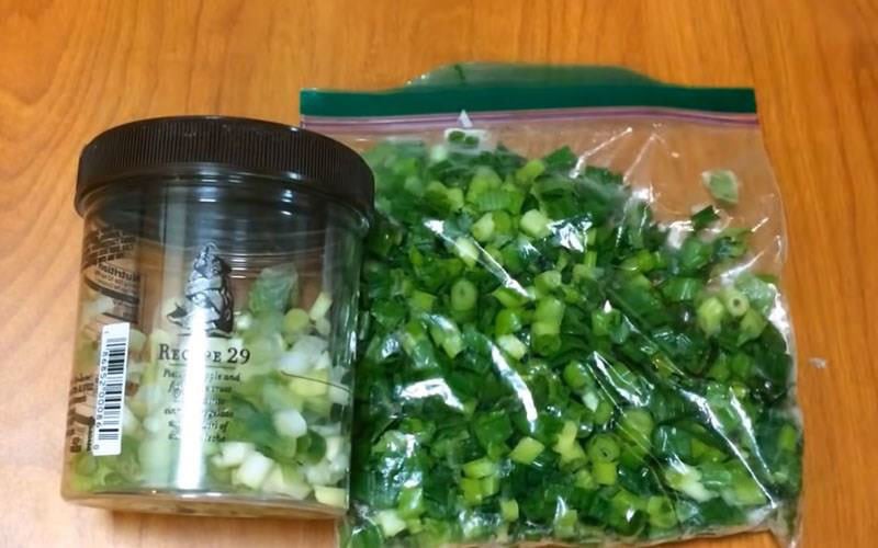 Cho vào túi hoặc hộp trước khi đem vào ngăn đá