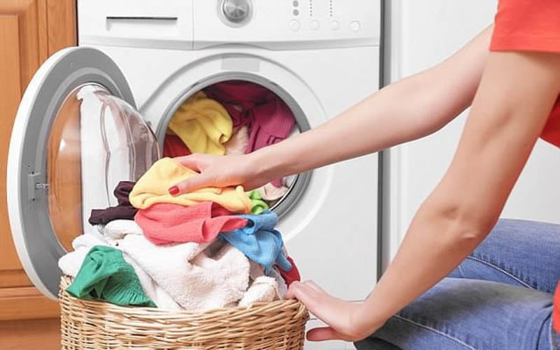 Không nên giặt quá nhiều quần áo trong một lần giặt