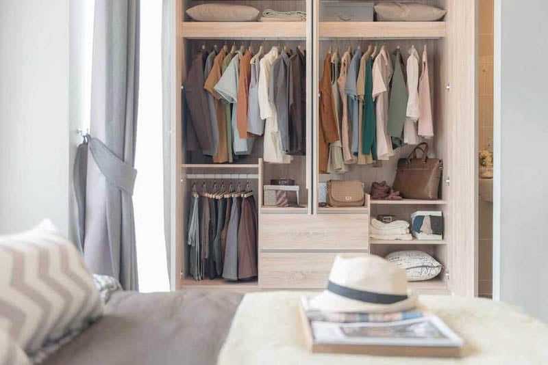Cất quần áo trong tủ sạch sẽ, thoáng mát
