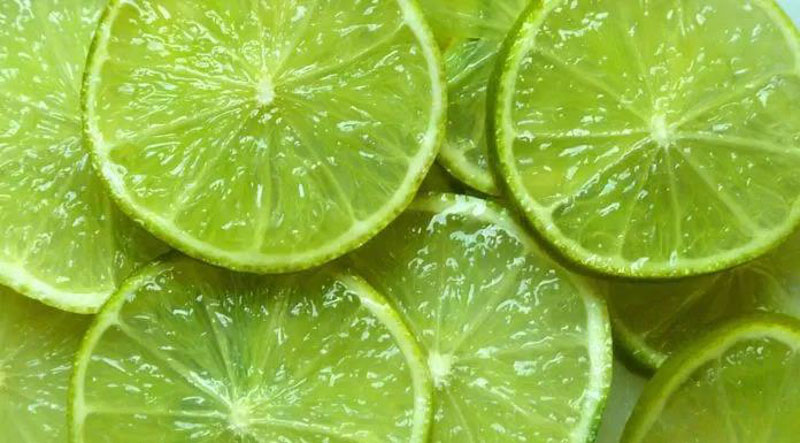 Sử dụng chanh cắt lát để khử mùi nồi chiên