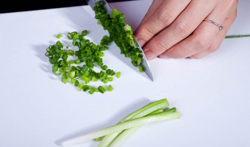 Xắt nhỏ hành lá trước khi chế biến