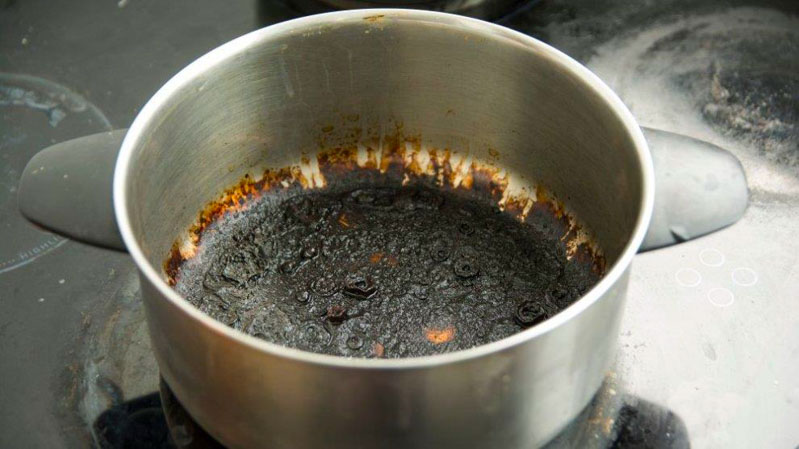 Đáy nồi bị cháy sau khi nấu ăn