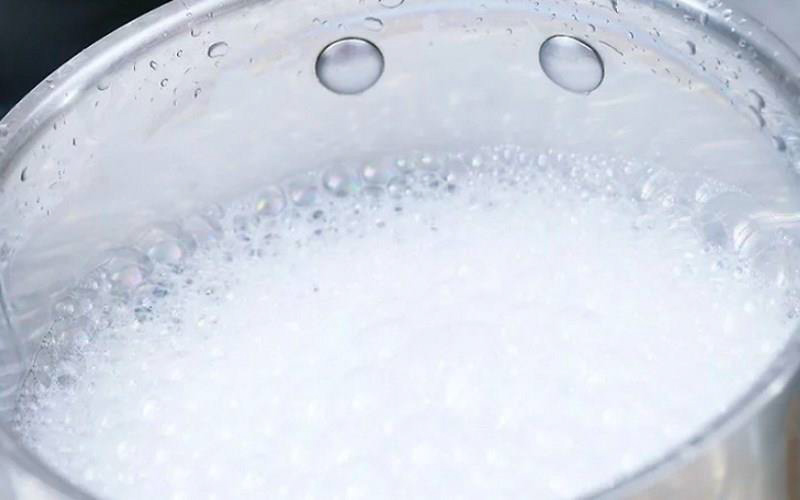 Cách làm sạch đáy nồi bị cháy bằng nước sôi