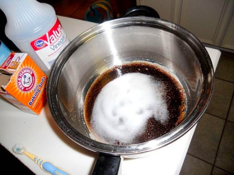 Baking soda giúp làm sạch nồi bị cháy rất hiệu quả
