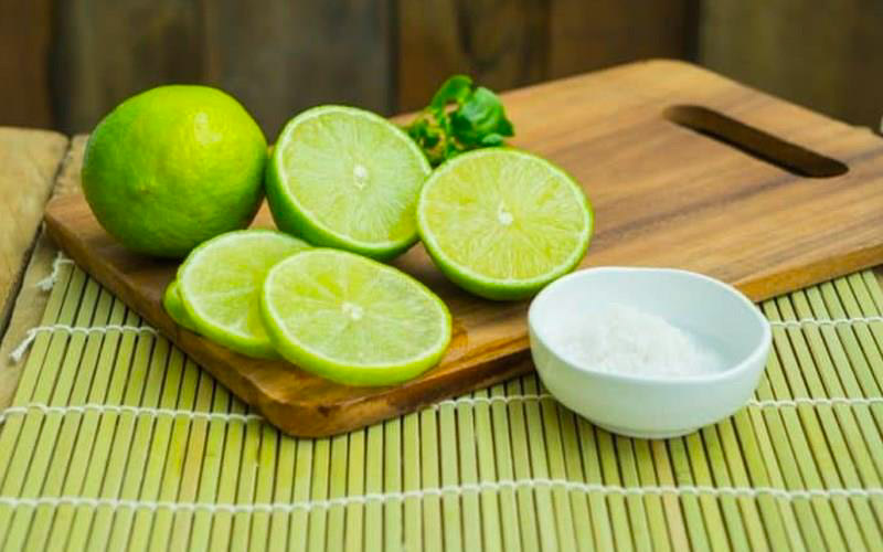 Chanh tươi là nguyên liệu có sẵn trong nhà bếp