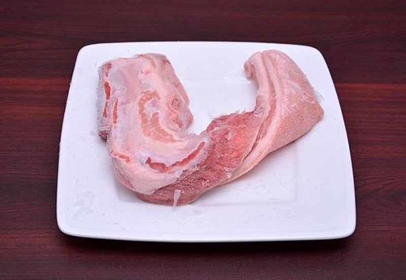 Bỏ thịt đông từ trong tủ lạnh ra