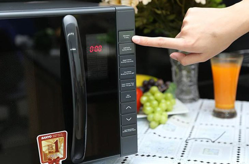 Không nghịch phá công tắc lò vi sóng