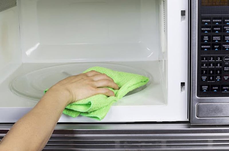 Vệ sinh lò vi sóng sau khi sử dụng