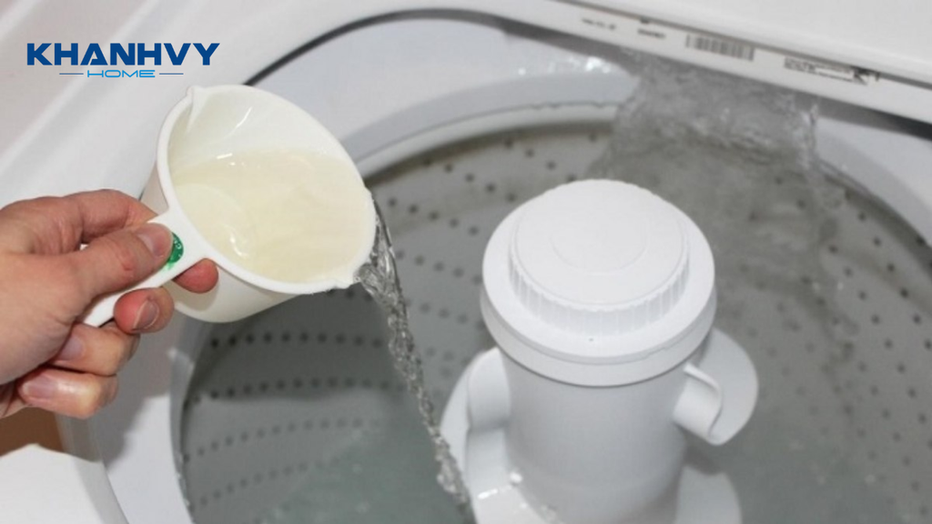 Sử dụng giấm để vệ sinh máy giặt cửa trên