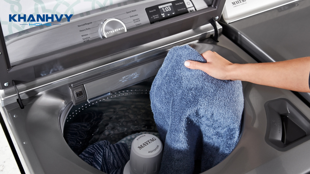 Lau sạch nắp và thân máy bằng khăn mềm