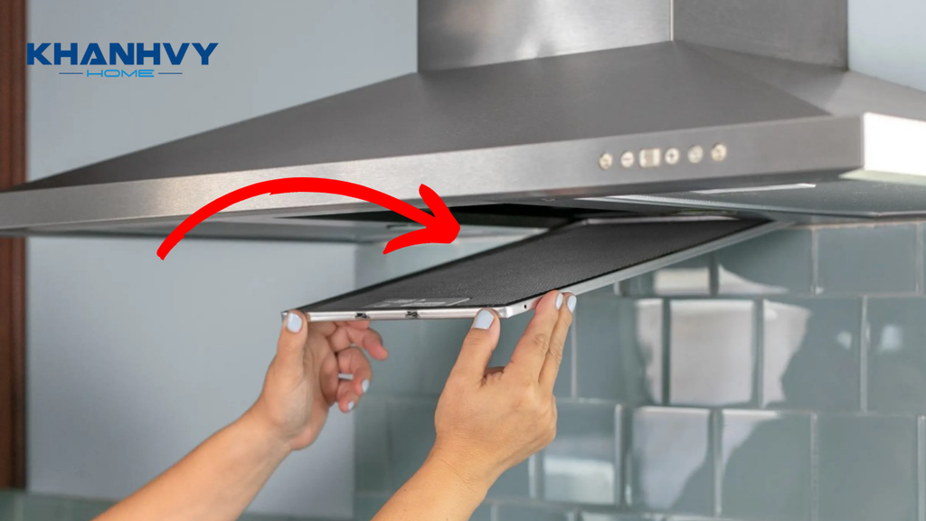 Tháo lưới lọc dầu mỡ khi vệ sinh máy hút mùi