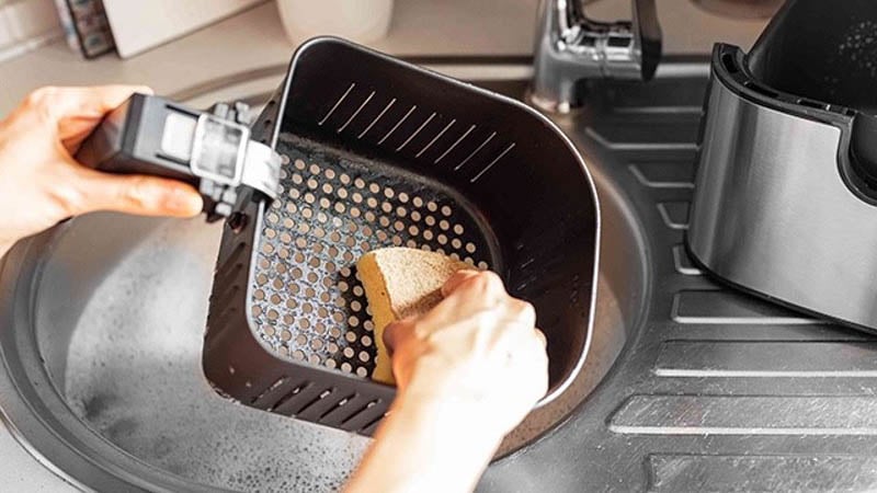 Cho nước và baking soda để khử mùi hôi và vết bẩn