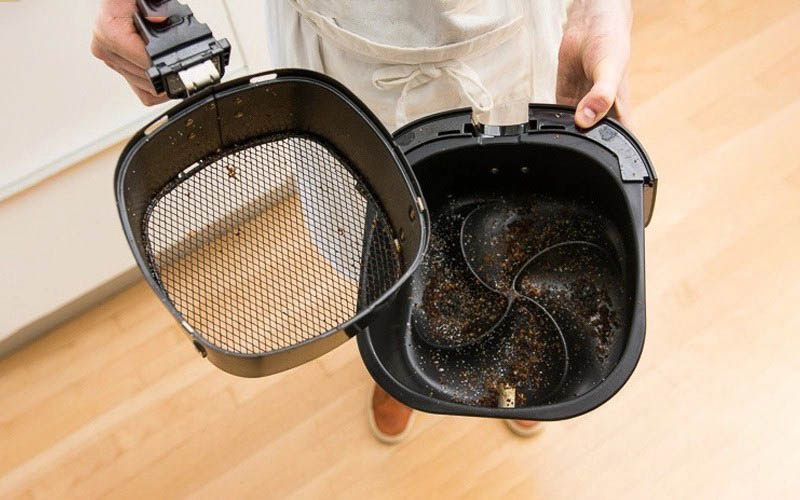 Loại bỏ cặn cháy trong nồi chiên không dầu
