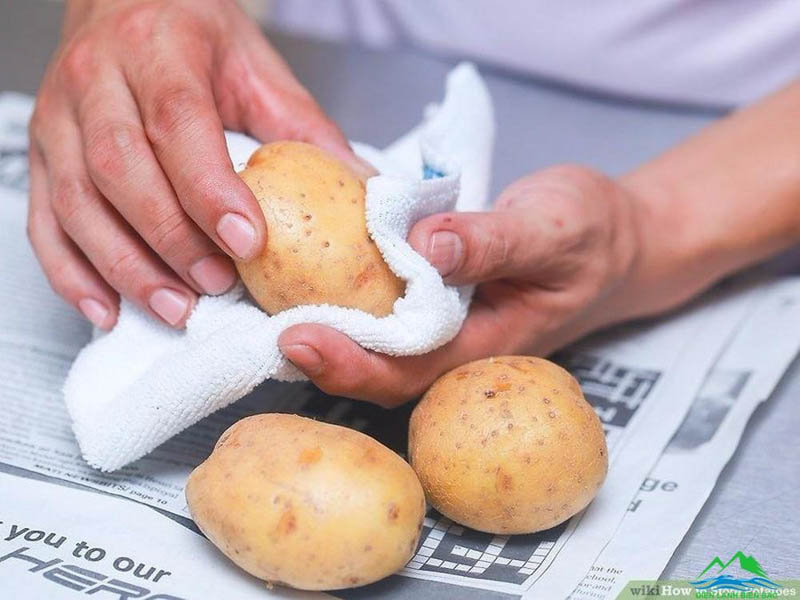 Dùng khăn khô để lau sạch đất trước khi cho vào tủ lạnh 