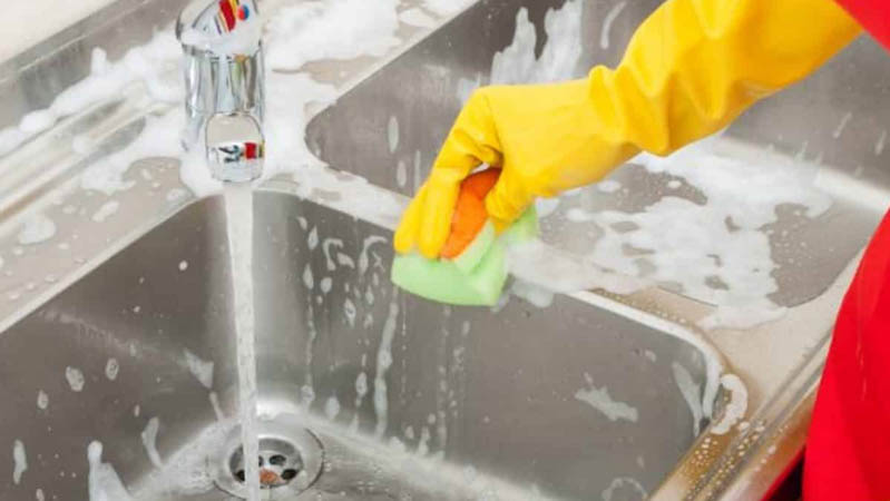 Để tránh dị ứng với các thành phần có trong dung dịch chất tẩy rửa, nhớ đeo găng tay trong suốt quá trình vệ sinh chậu rửa chén