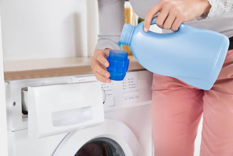 Bỏ nước xả vào đúng ngăn chứa 