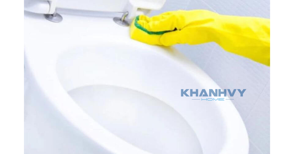 Vệ sinh bàn cầu định kỳ giúp sản phẩm luôn sạch sẽ