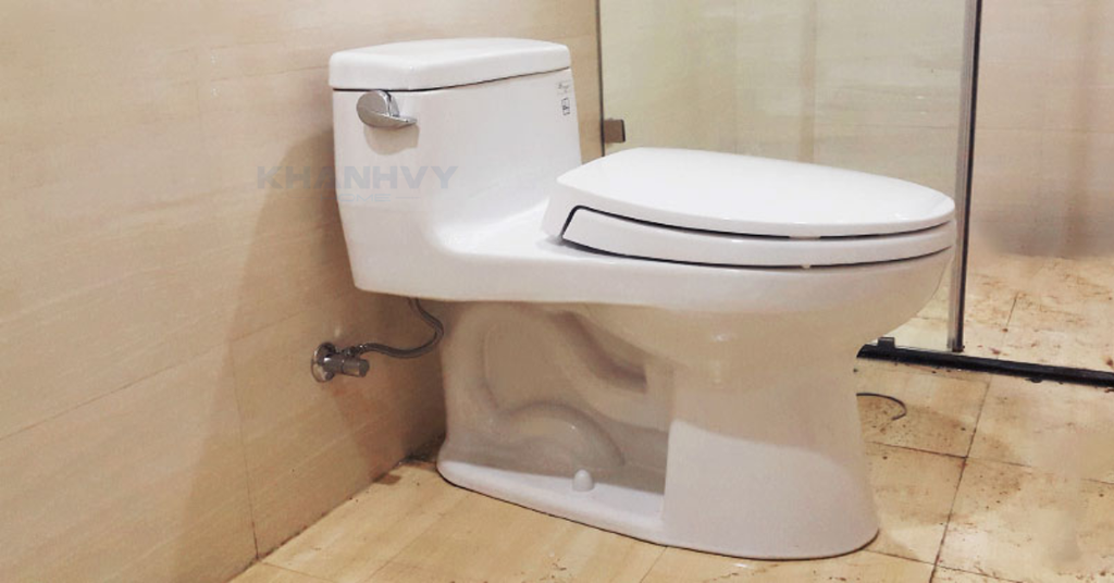 Bàn cầu một khối TOTO MS864T2 được lắp đặt kèm theo các phụ kiện