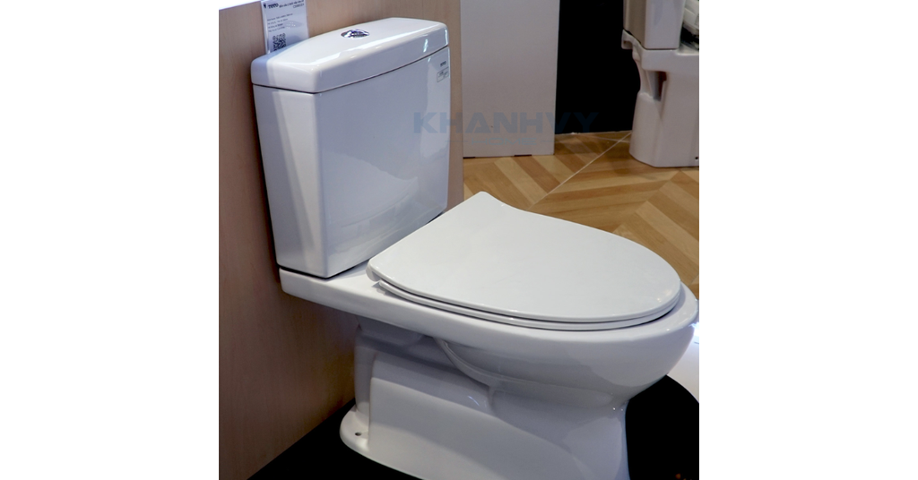 Bàn cầu hai khối TOTO CS320DRT8 được làm từ chất liệu men sứ cao cấp