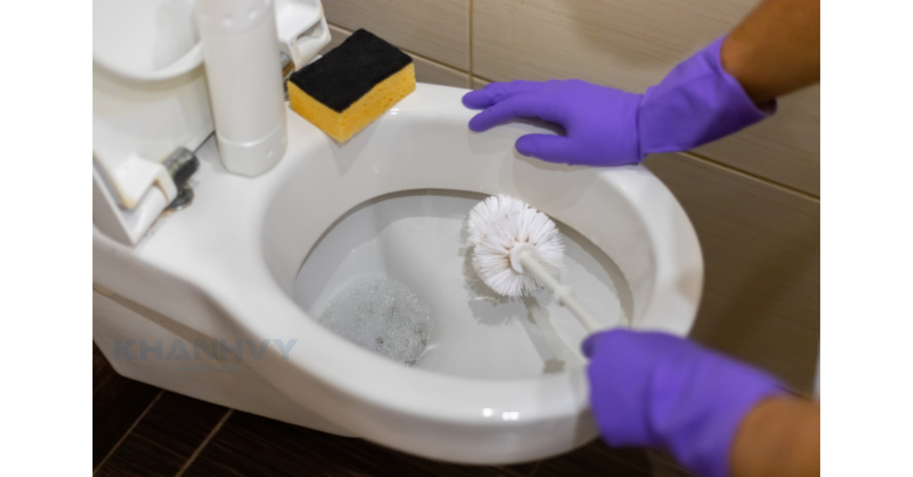 Vệ sinh định kỳ để giữ bàn cầu luôn sạch sẽ