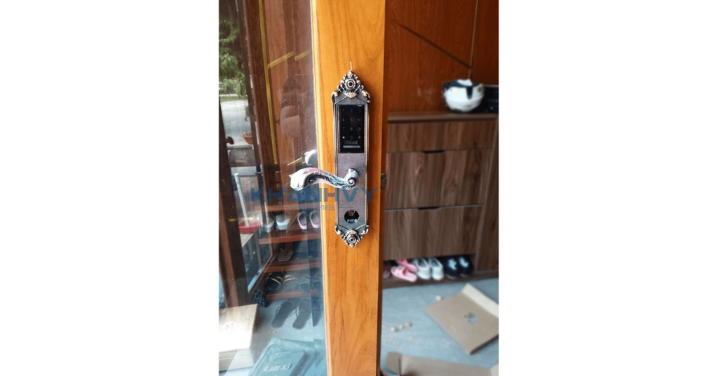 Cận cảnh sản phẩm khóa điện tử PHGlock KR6135CR khi được gắn trên cửa