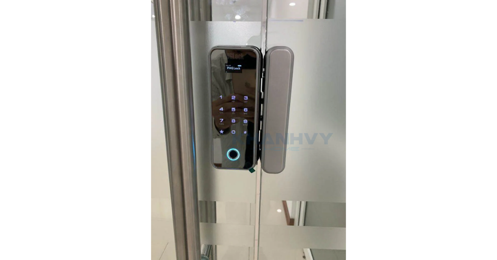 Khóa cửa kính PHGlock FG3605W-B Remote sở hữu phương thức mở cửa đa dạng và nhiều tính năng hiện đai